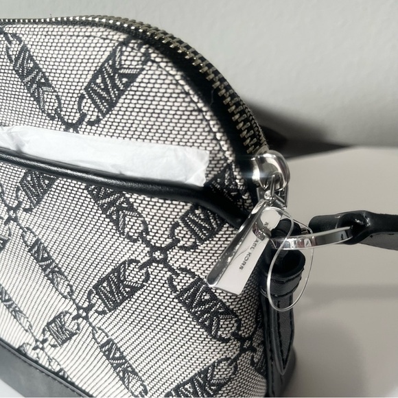 MICHAEL KORS-NWT Jet Set Charm Black Crossbody Bag Black and White Thick Strap - Picture 7 of 10